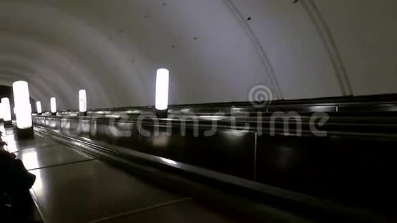 地铁里的自动扶梯向下移动莫斯科地铁站视频的预览图