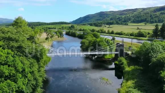 苏格兰高地的小溪和湖泊令人惊叹的景观浪漫的空中景色视频的预览图