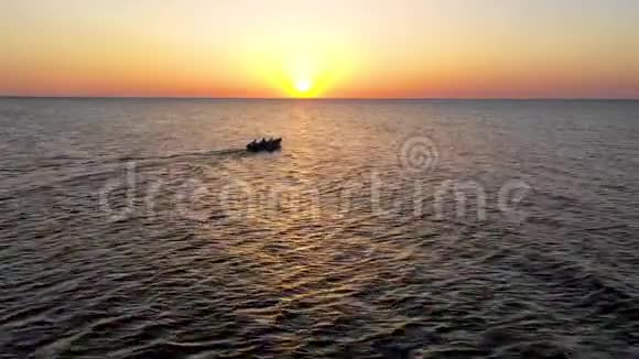 一艘船在海上航行清晨美丽的日出为背景空中观景海景当地居民在视频的预览图