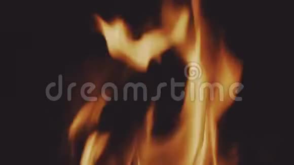黑色背景上燃烧的火焰的宏射慢慢地视频的预览图