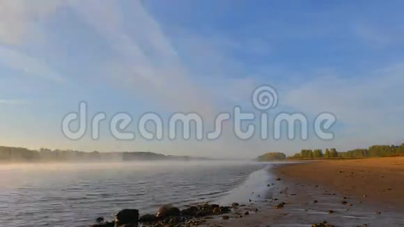 江上的雾气风浮船视频的预览图