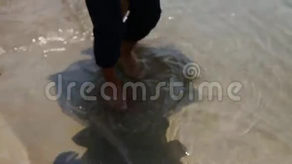 新娘赤脚在海上奔跑视频的预览图