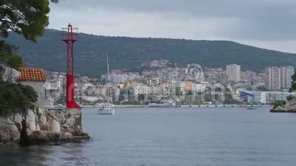 游艇和船只的雷加塔和独特的自然景观的海岸视频的预览图