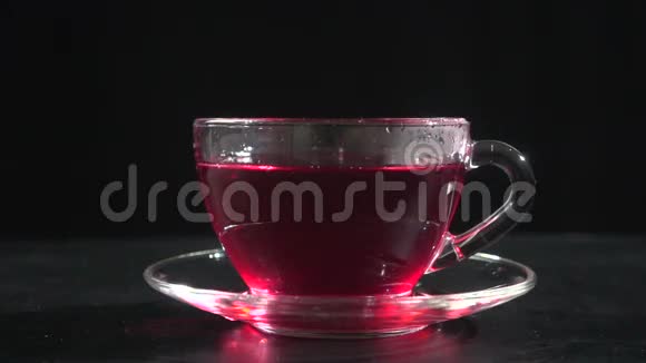 在透明的茶杯中溅出一个茶杯动作缓慢视频的预览图