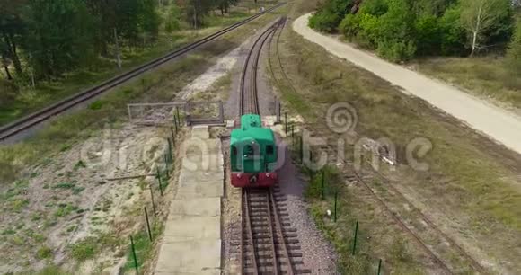 小火车头在森林里沿着铁路行驶火车的运动是从无人机上拍摄的这就是视频的预览图