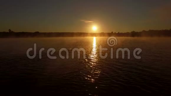 空中日出时在湖中游泳的专业运动员视频的预览图