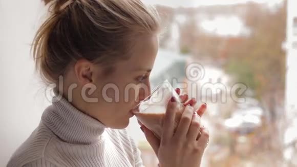 喜欢喝咖啡的女人视频的预览图