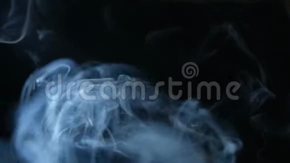 黑色背景下的真正烟雾视频的预览图