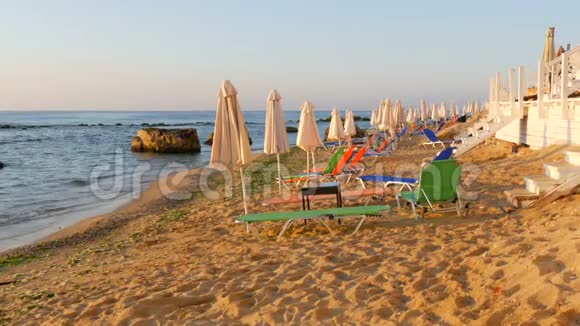 豪华度假黑海保加利亚度假胜地空的多色日光浴或日光浴床和折叠式沙滩伞视频的预览图