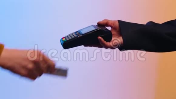 关闭客户用信用卡支付库存以彩色背景的银行转帐方式付款购买视频的预览图