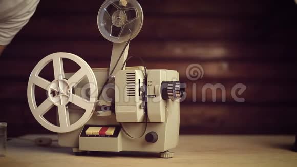 男性手包括一个旧的电影放映机视频的预览图