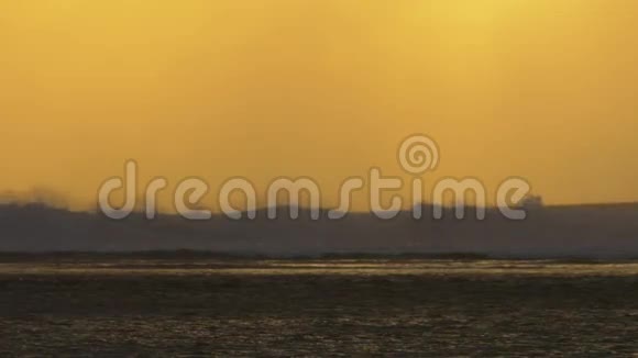 毛里求斯岛面对黄红色日落天空海浪的慢镜头视频的预览图