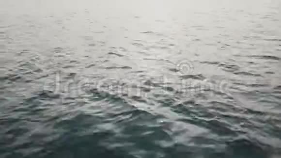 美丽的航拍特写镜头从水面上缓缓地飞上海面录像海景特写俯视视频的预览图