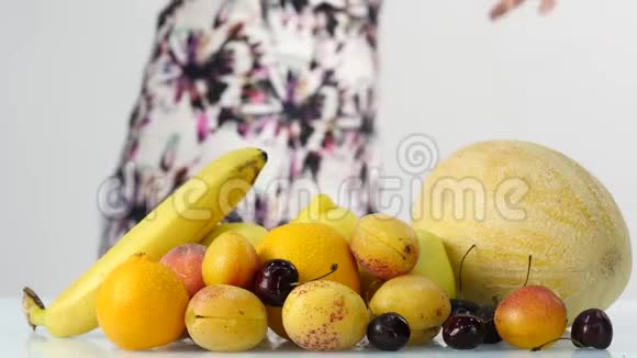 苗条的年轻女人选择水果减肥健康食品理念慢动作视频的预览图