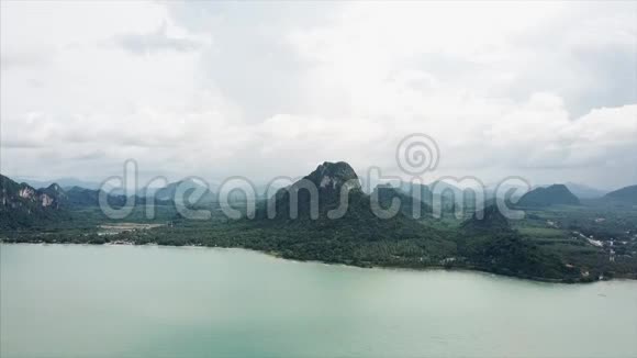 泰国安达曼海的岩石岛屿景观录像西米兰群岛和安达曼海热带海滩的鸟瞰图视频的预览图