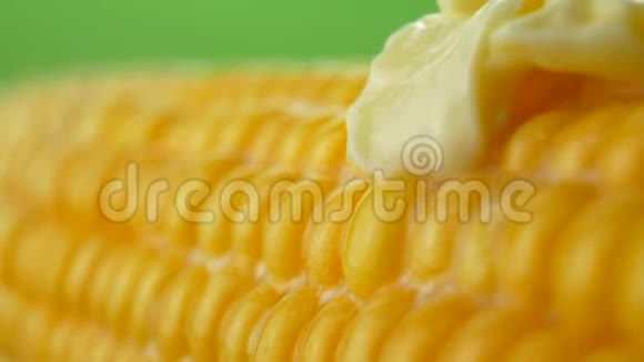 在腐熟的黄色新鲜玉米上融化的新鲜黄油视频的预览图