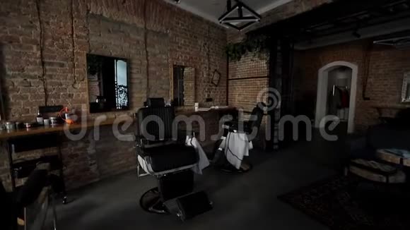 巴伯店的内部设计漂亮发廊有杠杆的现代椅子视频的预览图