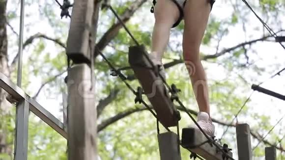 公园里爬绳子的女孩视频的预览图