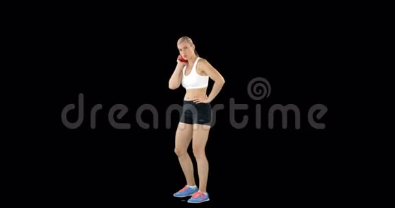 运动的女人准备她的投篮视频的预览图