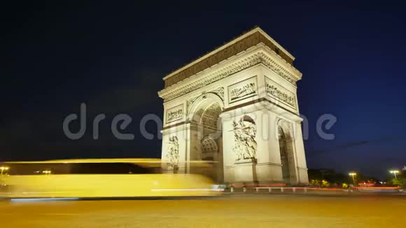 巴黎凯旋门在香榭丽舍大街的夜晚时光流逝视频的预览图