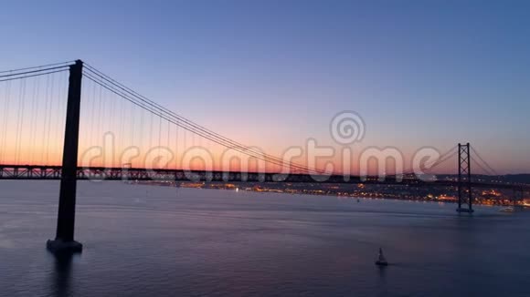 四月二十五日黄昏大桥的空中影像视频的预览图