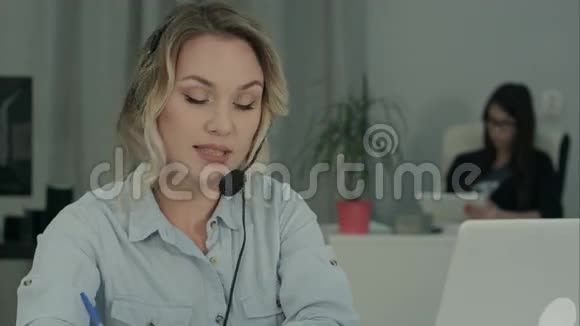 工作时使用笔记本电脑用耳机呼叫接线员视频的预览图