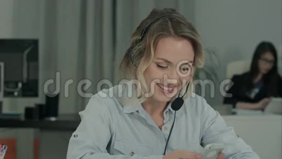 微笑的办公室女人在工作场所打电话视频的预览图