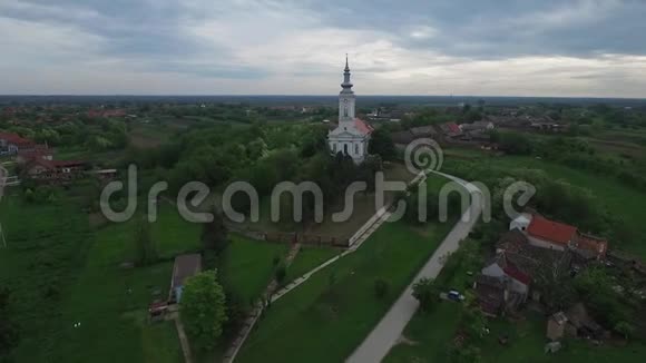 村里山上的基督教教堂无人机空中镜头视频的预览图