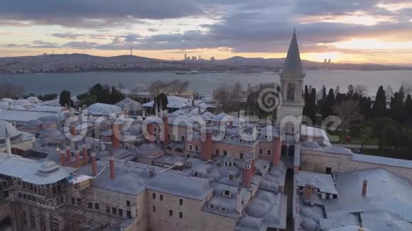 空中无人机在土耳其伊斯坦布尔拍摄日出从上面市中心托普卡皮宫视频的预览图