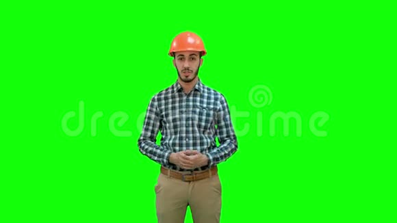 建筑工人在绿色屏幕上获得成功的因素Chroma键视频的预览图