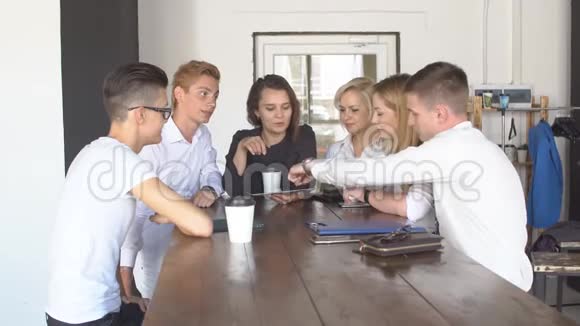 一群有笔记本电脑的朋友在咖啡馆规划新业务视频的预览图