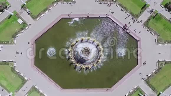 美丽的喷泉从很高的高度观看附近的人走路视频的预览图