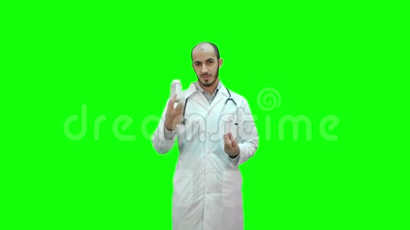 医生解释了绿色屏幕上药丸的区别Chroma键视频的预览图