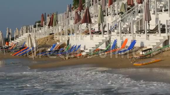 空的多色日光浴或日光浴床和折叠的海滩伞在度假海滩黑海豪华度假视频的预览图