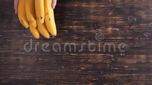 看不见的人用香蕉手臂视频的预览图