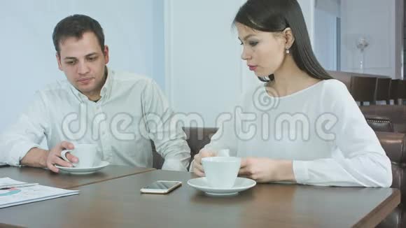 生病的商人打喷嚏担心的女性伴侣检查他的体温视频的预览图