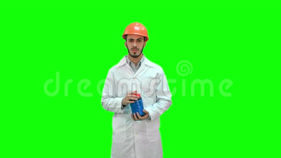 工程师在头盔和白色外套发射拆除绿色屏幕铬键视频的预览图