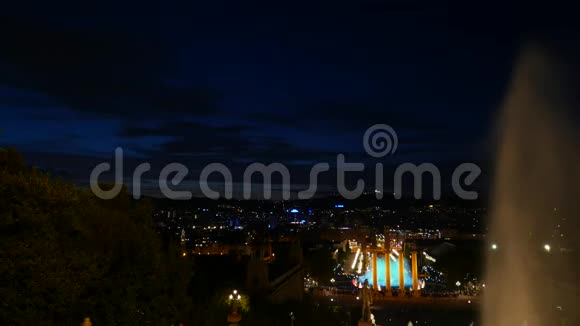 夜晚的光明魔法喷泉灯光秀巴塞罗那视频的预览图
