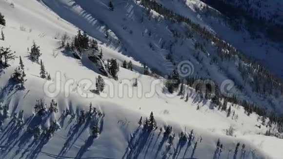 空中无人机射击雪山坡滑雪道视频的预览图