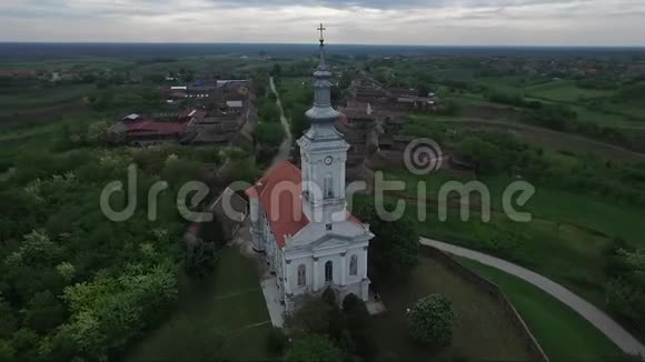 村里山上的基督教教堂无人机空中镜头视频的预览图