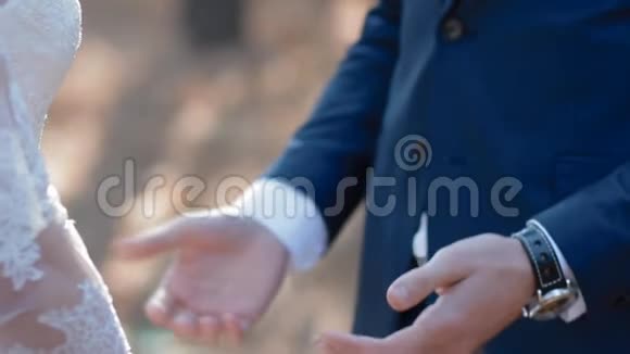 新郎亲吻新娘的手视频的预览图
