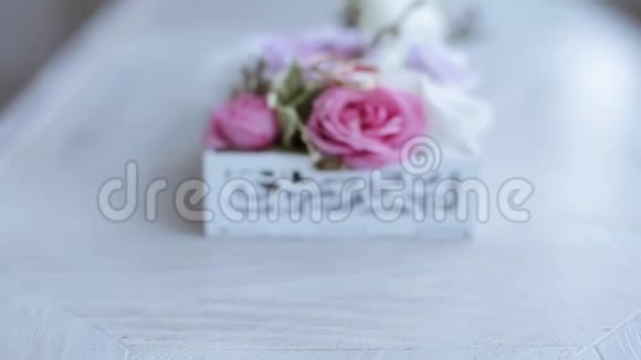 新娘新郎的结婚戒指和鲜花视频的预览图