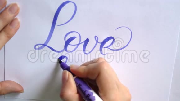 用蓝墨水笔书法刻字爱情故事视频的预览图