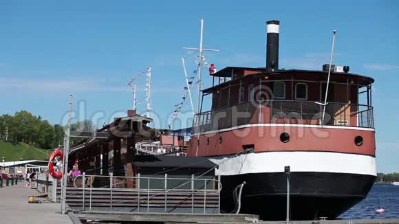 码头的旧轮船视频的预览图