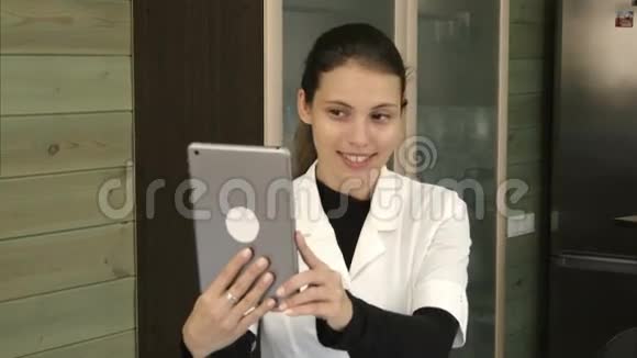 快乐美容院经理在前台用平板电脑自拍视频的预览图