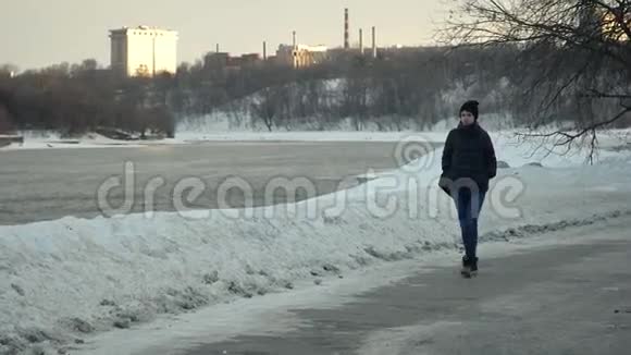 冬天一个美丽的女孩在公园散步视频的预览图