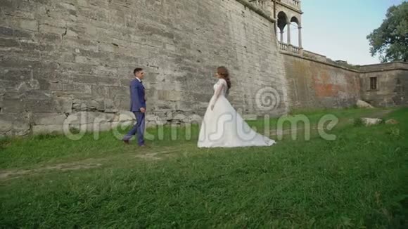 可爱的新婚夫妇来到城堡拥抱慢慢地视频的预览图
