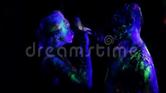 恋爱情侣彩绘荧光粉在紫外线下翩翩起舞视频的预览图