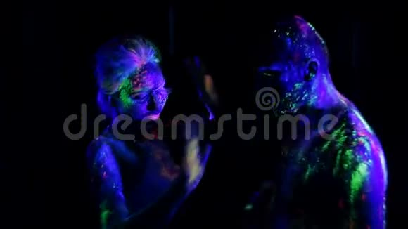 恋爱情侣彩绘荧光粉在紫外线下翩翩起舞视频的预览图
