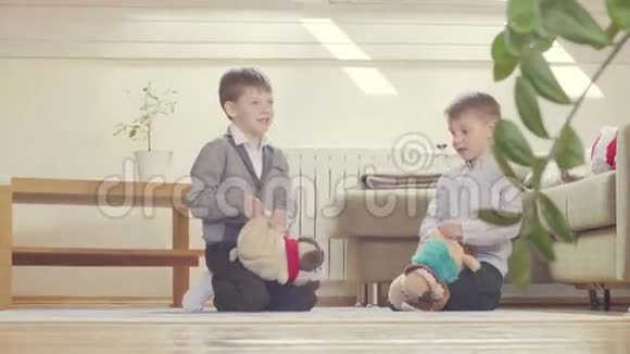 一个男孩打开玩具倒糖视频的预览图